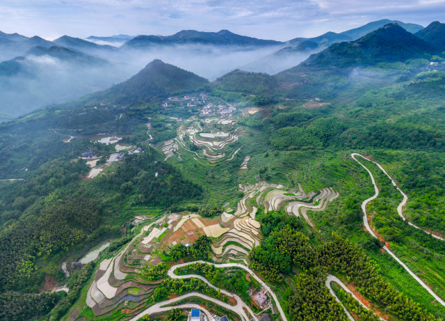 澤雅梯田“開犁”景美迎客來