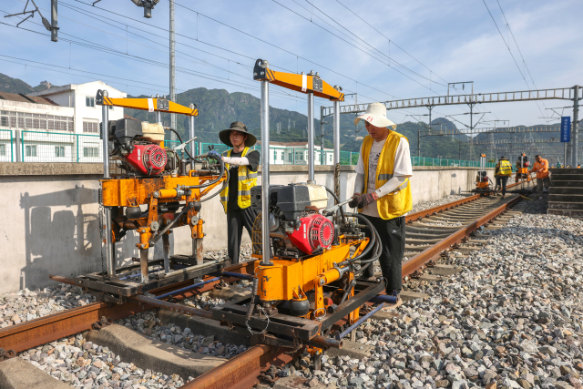 烈日下他們“汗”衛(wèi)暑運(yùn)平安