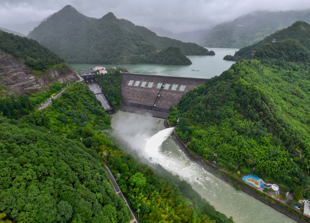 “韋帕”發(fā)力!澤雅水庫開閘泄洪150立方米/秒